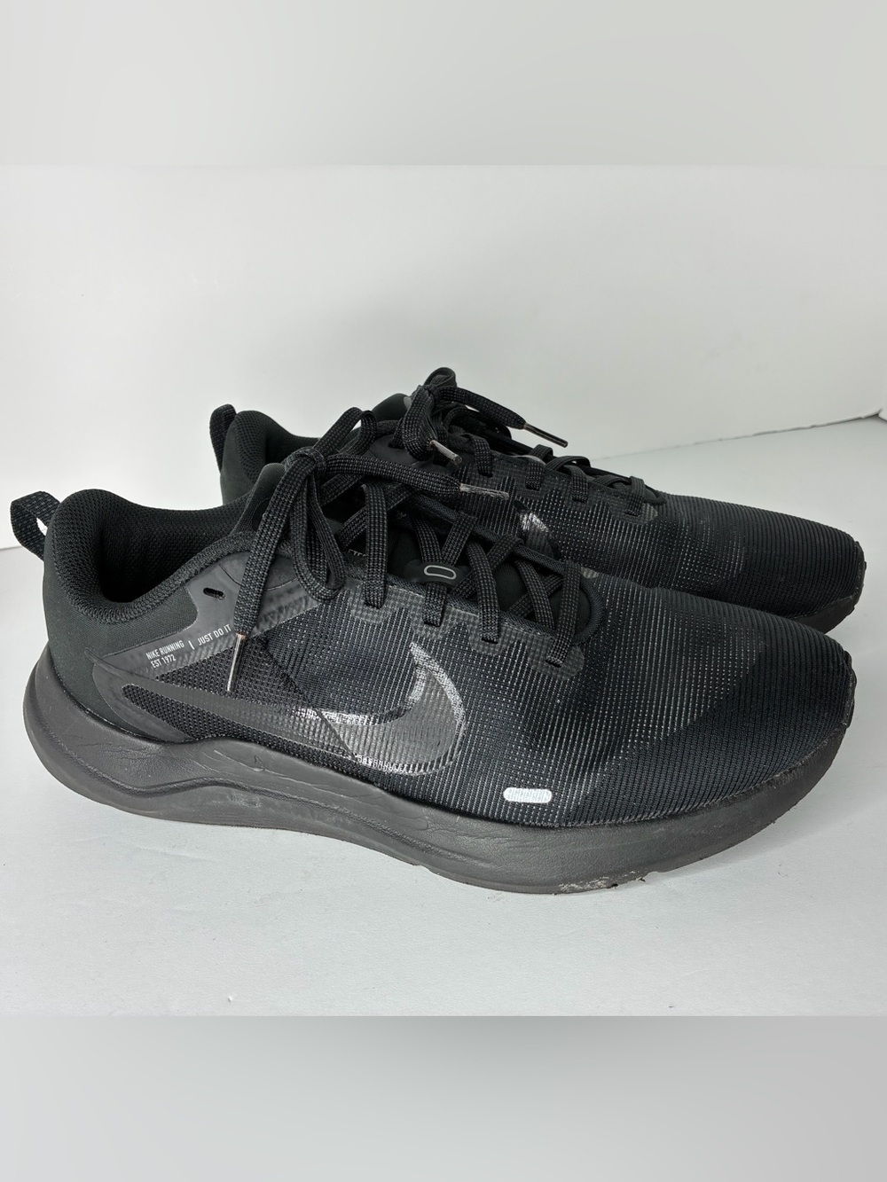 Nike Men’s Black Mesh Casual Sneakers - Picture 2 of 4